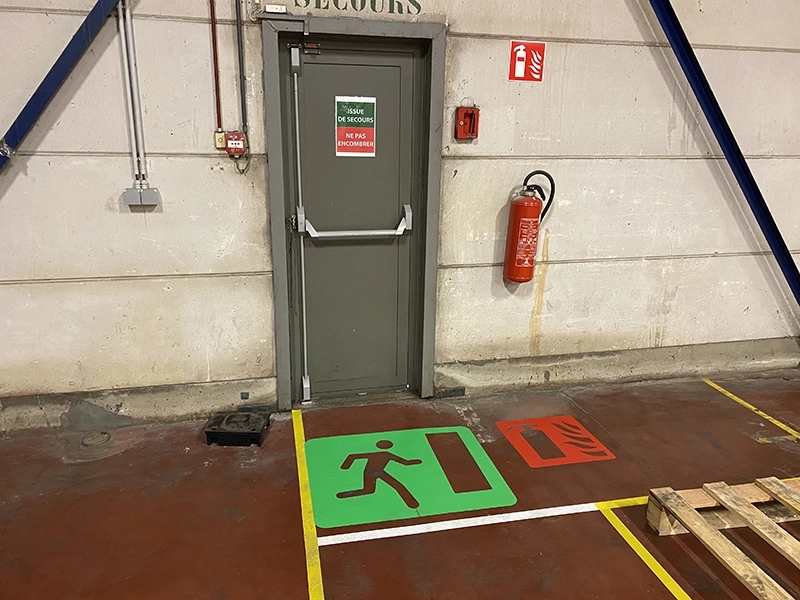 Marquage au sol des issues de secours : sécurité et conformité assurées
