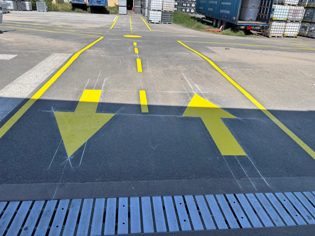 Marquage circulation sol extérieur : nos solutions conformes en Rhône-Alpes