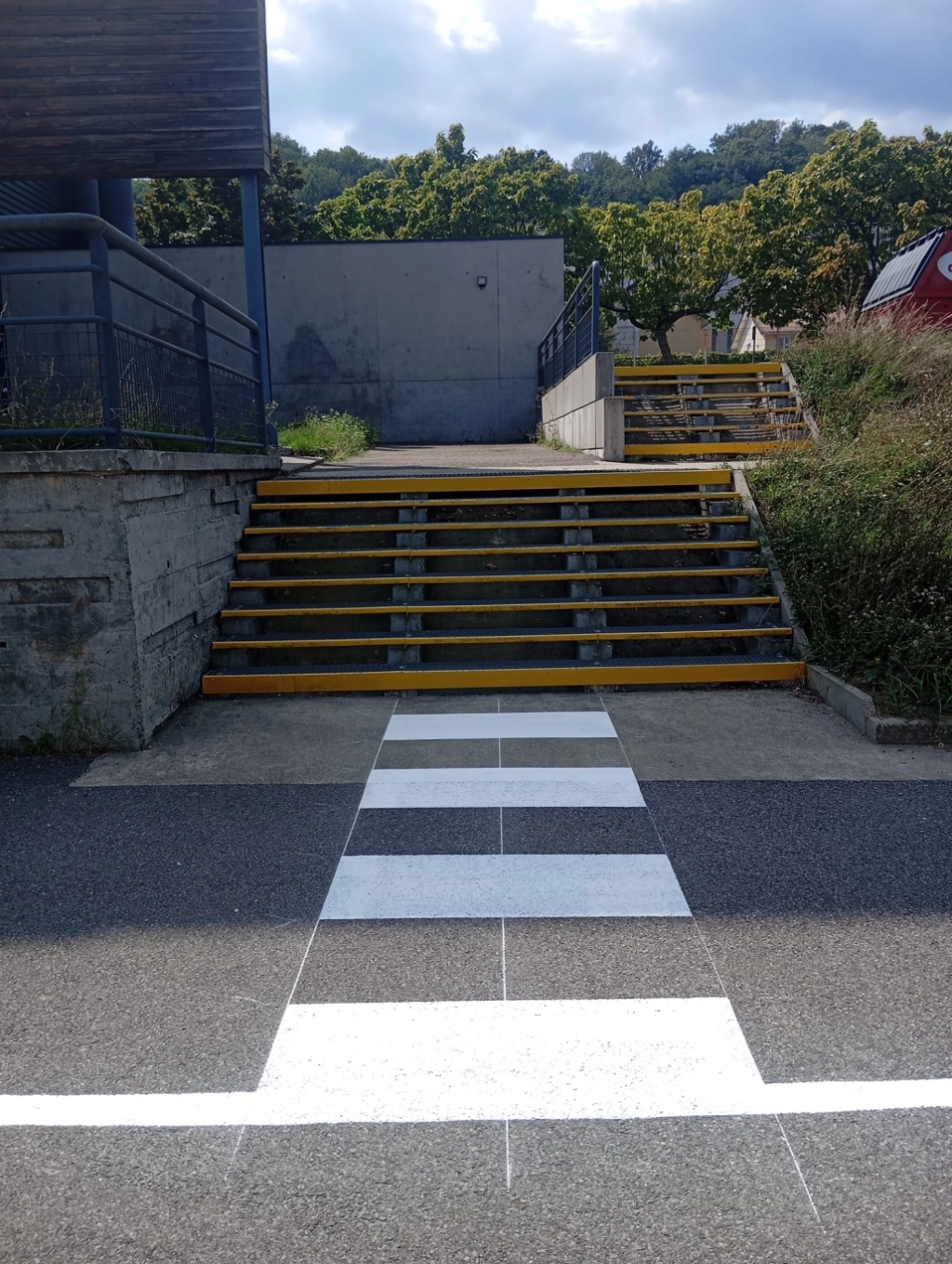 Passage piéton extérieur : nos solutions de signalétique en Rhône-Alpes